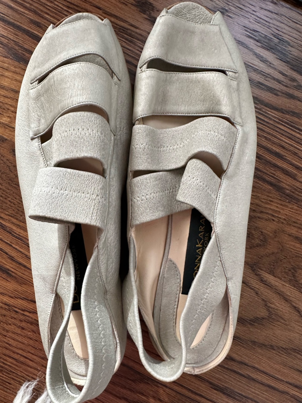 Vintage Donna Karan NY Light Grey Strappy Slip-On Leather Flats Sandals Italy